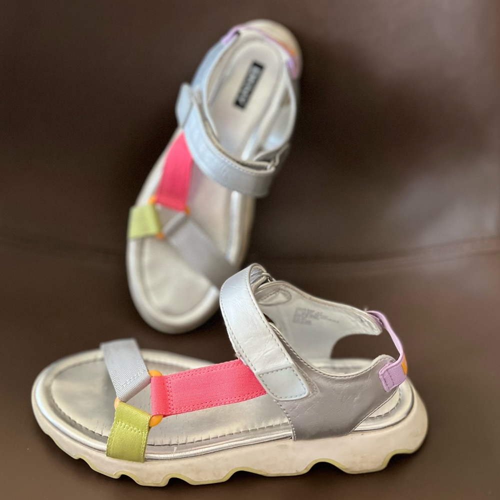 DKNY Sporty Platform Open Toe Silver Style Shoee